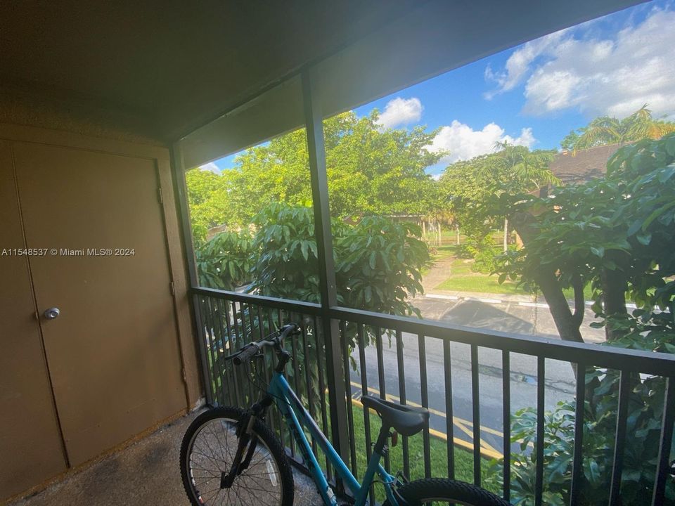 Active With Contract: $2,000 (1 beds, 1 baths, 651 Square Feet)