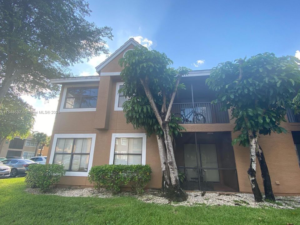 Active With Contract: $2,000 (1 beds, 1 baths, 651 Square Feet)