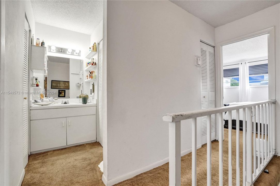 For Sale: $259,999 (1 beds, 1 baths, 738 Square Feet)