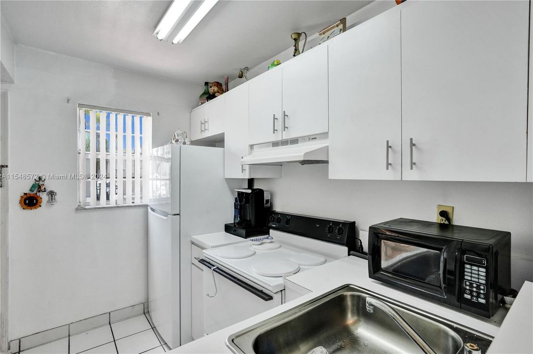 For Sale: $275,000 (1 beds, 1 baths, 738 Square Feet)
