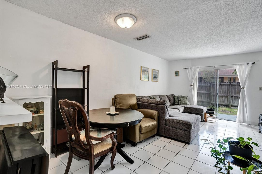 For Sale: $275,000 (1 beds, 1 baths, 738 Square Feet)
