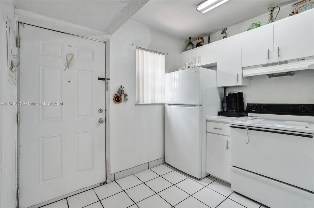 For Sale: $259,999 (1 beds, 1 baths, 738 Square Feet)