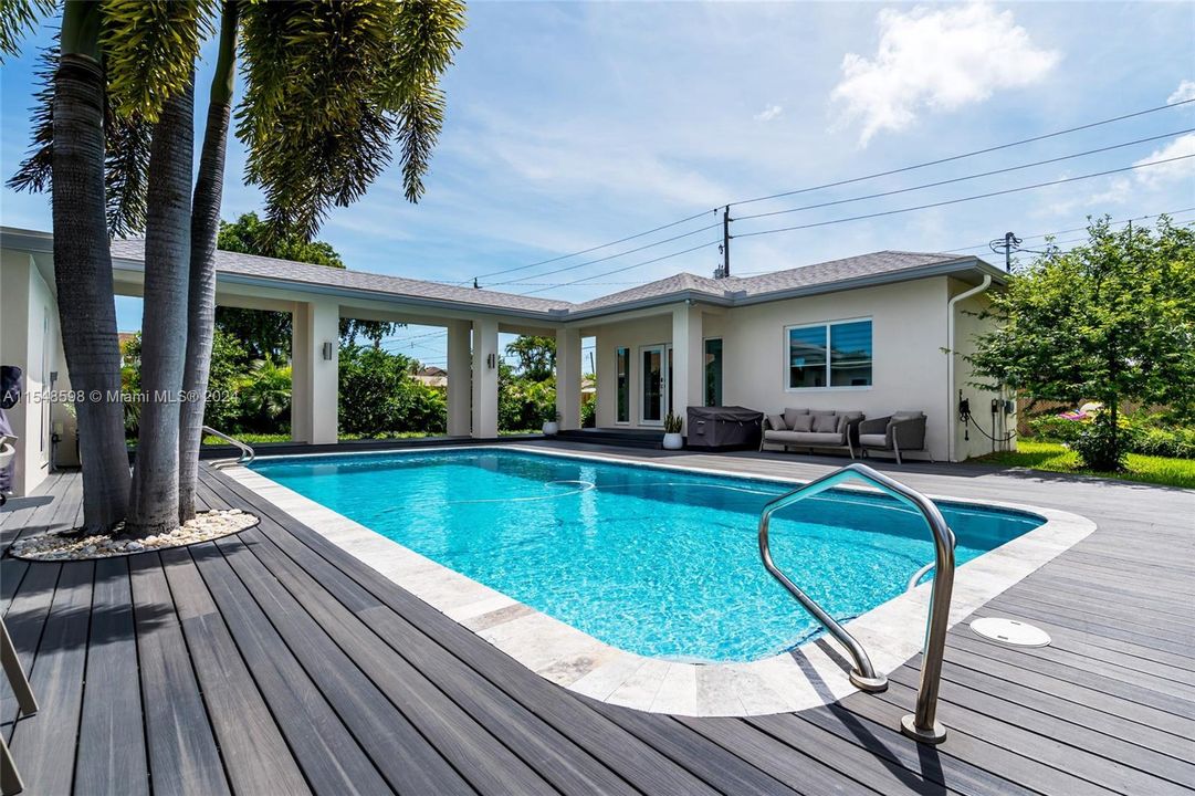 Active With Contract: $1,070,000 (5 beds, 3 baths, 2476 Square Feet)