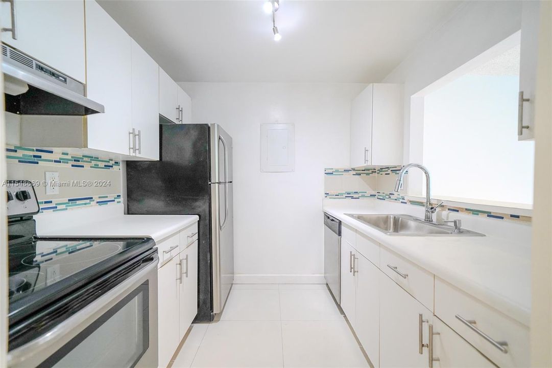 For Sale: $309,999 (1 beds, 1 baths, 694 Square Feet)
