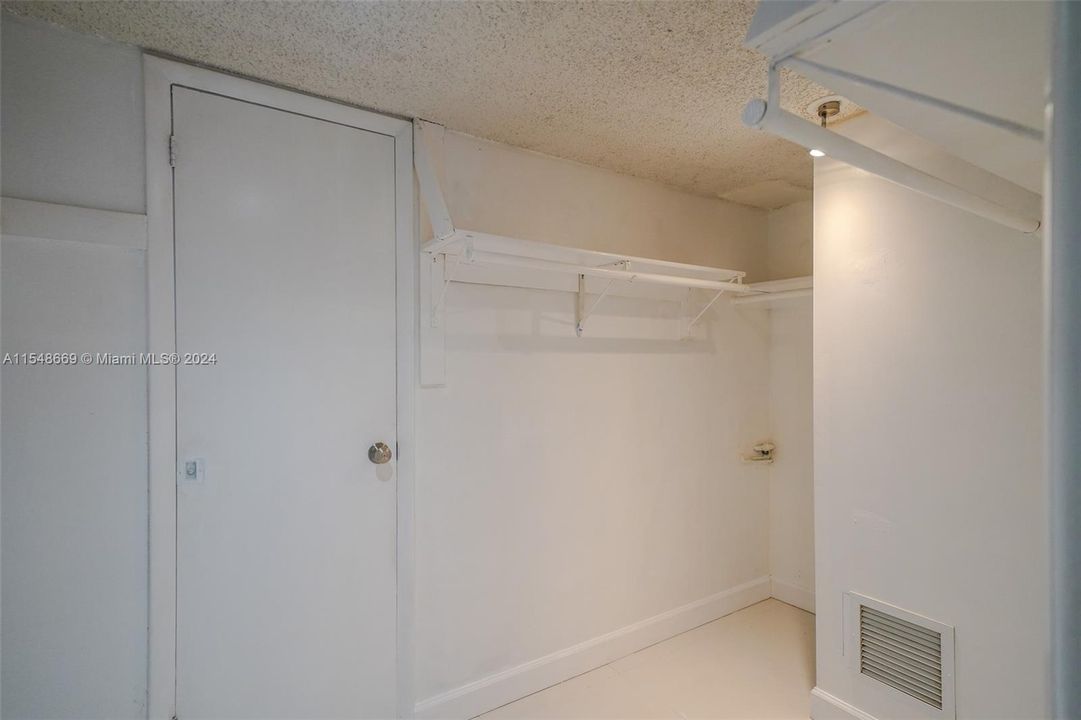 For Sale: $309,999 (1 beds, 1 baths, 694 Square Feet)