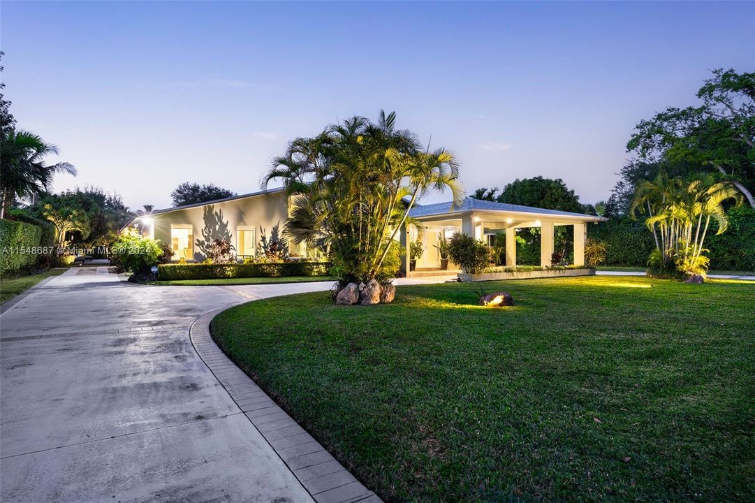 For Sale: $1,960,000 (5 beds, 4 baths, 3286 Square Feet)