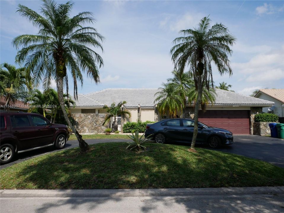 Active With Contract: $4,950 (6 beds, 2 baths, 2596 Square Feet)