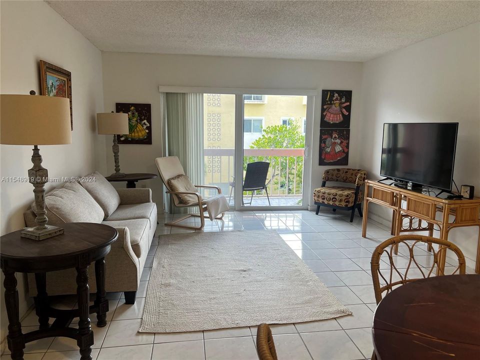 Active With Contract: $249,000 (1 beds, 1 baths, 712 Square Feet)