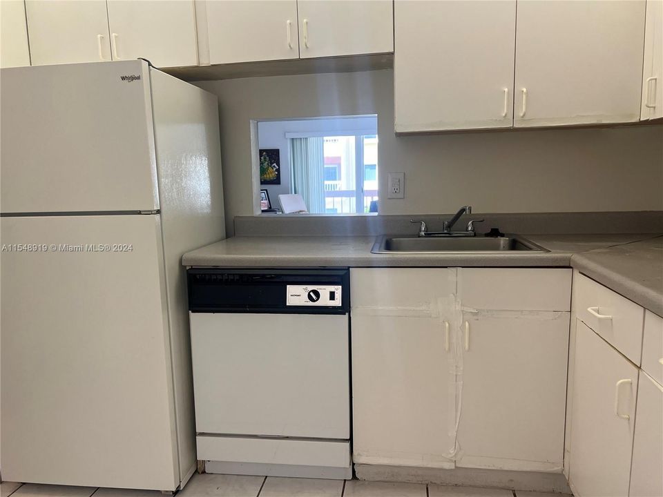 Active With Contract: $249,000 (1 beds, 1 baths, 712 Square Feet)