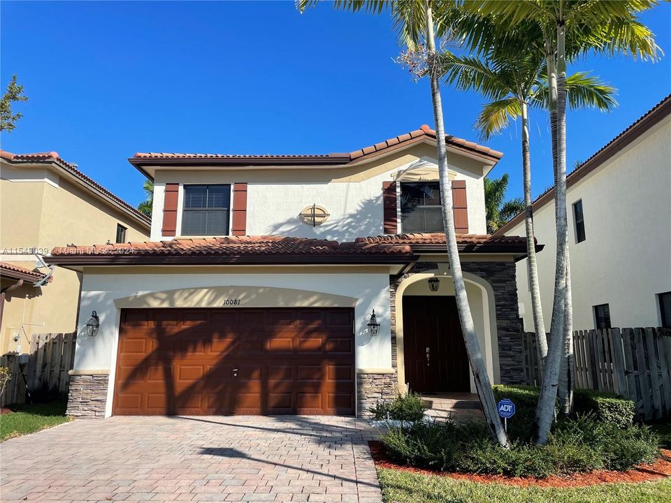 Recently Sold: $920,000 (4 beds, 3 baths, 2548 Square Feet)