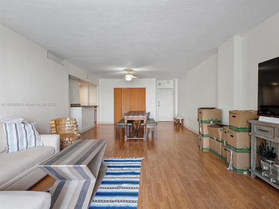 For Sale: $450,000 (1 beds, 1 baths, 990 Square Feet)
