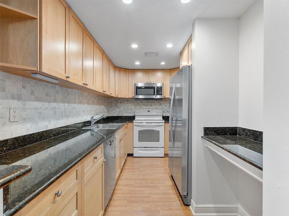 For Sale: $450,000 (1 beds, 1 baths, 990 Square Feet)