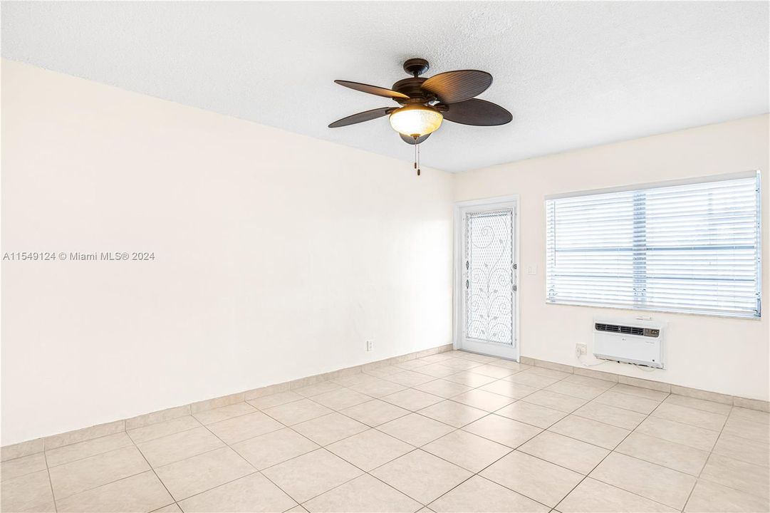 For Sale: $169,000 (1 beds, 1 baths, 736 Square Feet)