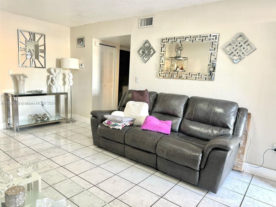 For Sale: $370,000 (2 beds, 2 baths, 990 Square Feet)