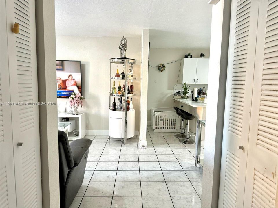 For Sale: $370,000 (2 beds, 2 baths, 990 Square Feet)