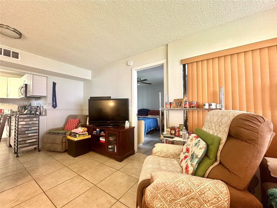For Sale: $274,900 (2 beds, 2 baths, 940 Square Feet)