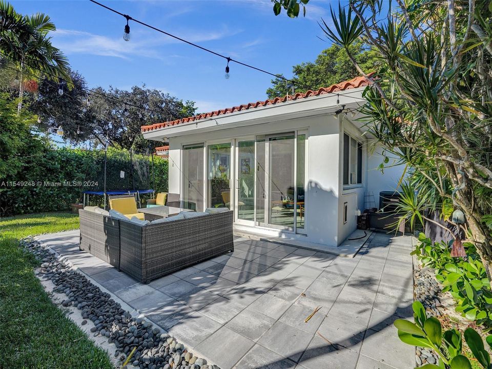 Recently Sold: $1,390,000 (3 beds, 2 baths, 1532 Square Feet)