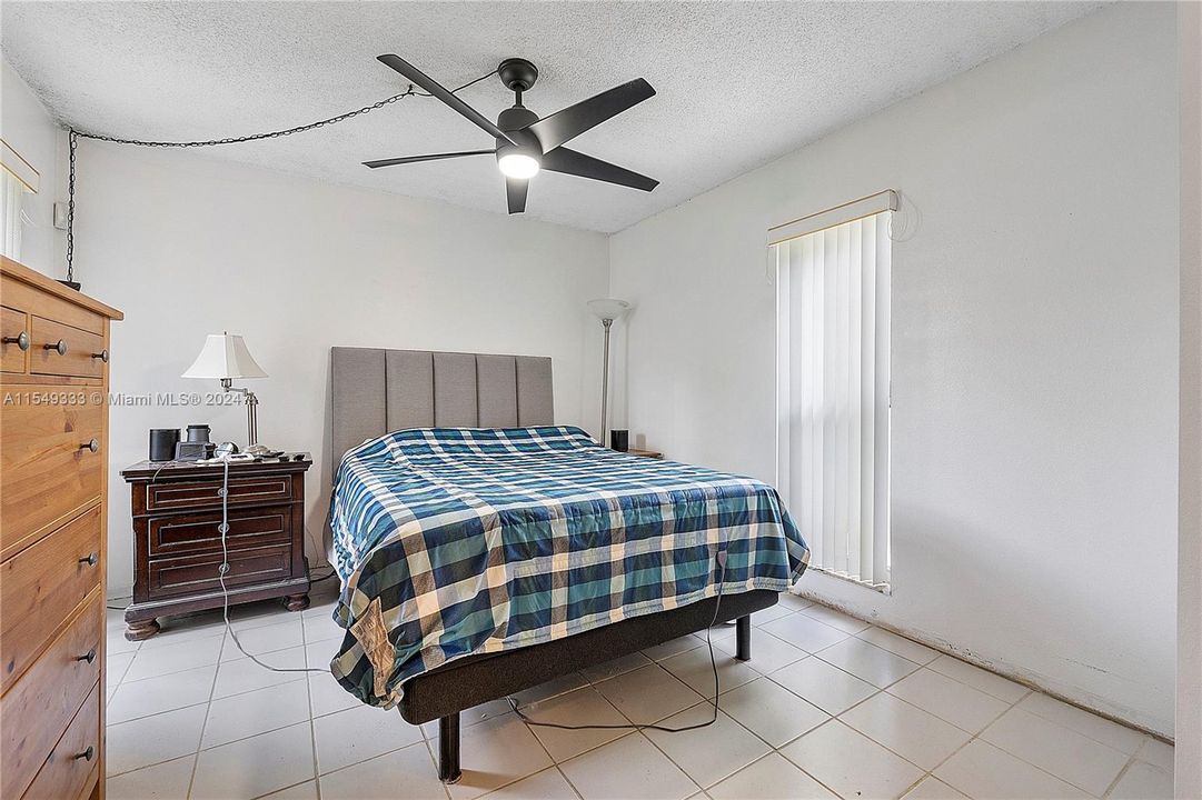 Active With Contract: $190,000 (3 beds, 2 baths, 1003 Square Feet)