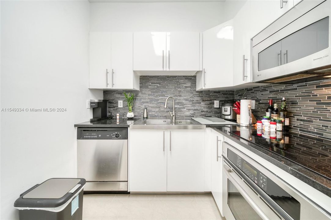 For Sale: $710,000 (1 beds, 1 baths, 683 Square Feet)