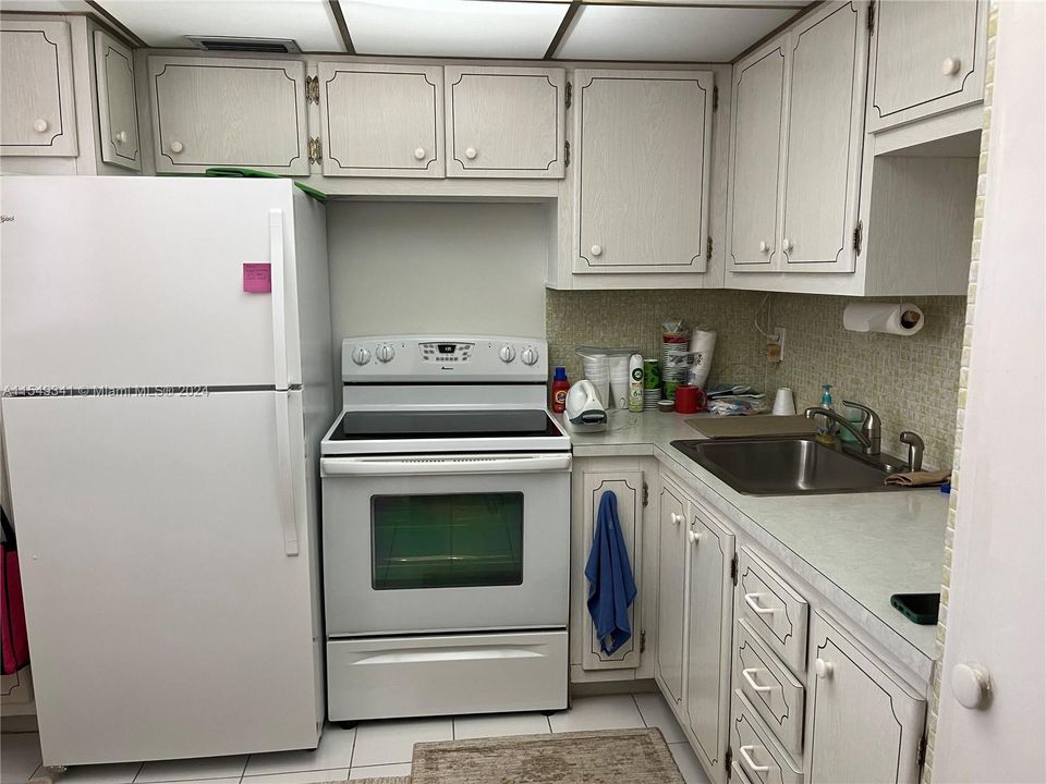 For Sale: $219,000 (1 beds, 1 baths, 800 Square Feet)