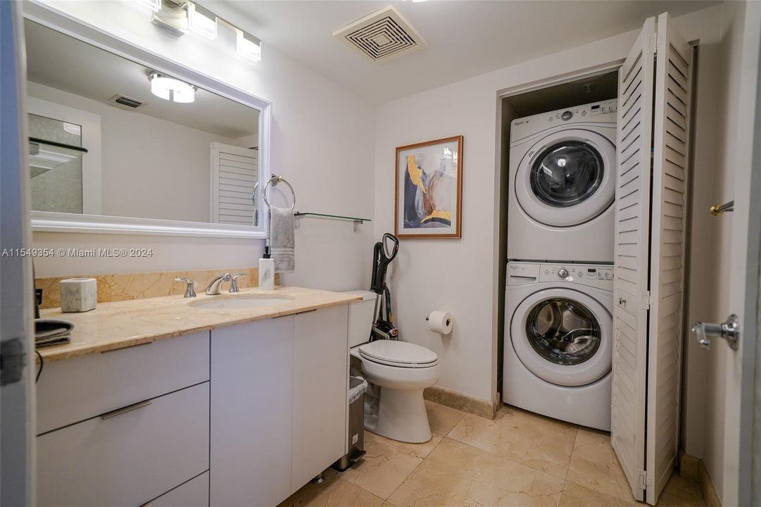 For Sale: $850,000 (1 beds, 1 baths, 1000 Square Feet)