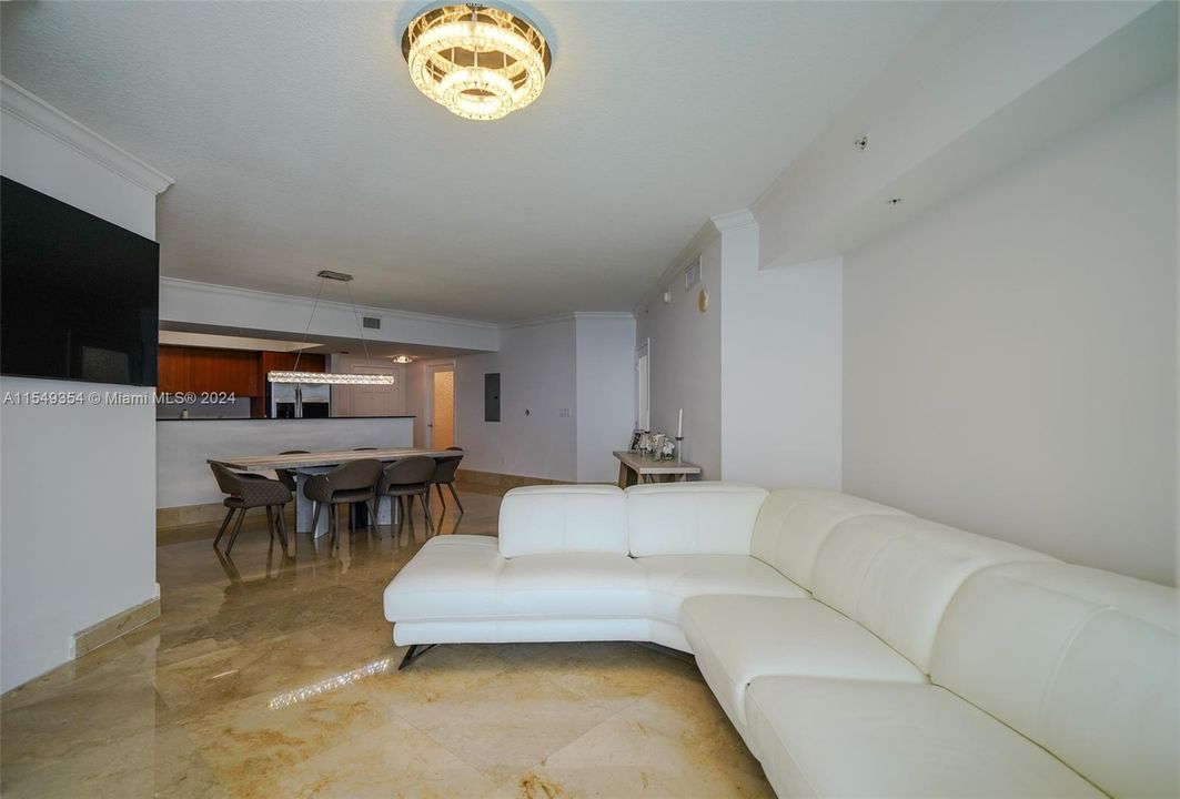 For Sale: $850,000 (1 beds, 1 baths, 1000 Square Feet)