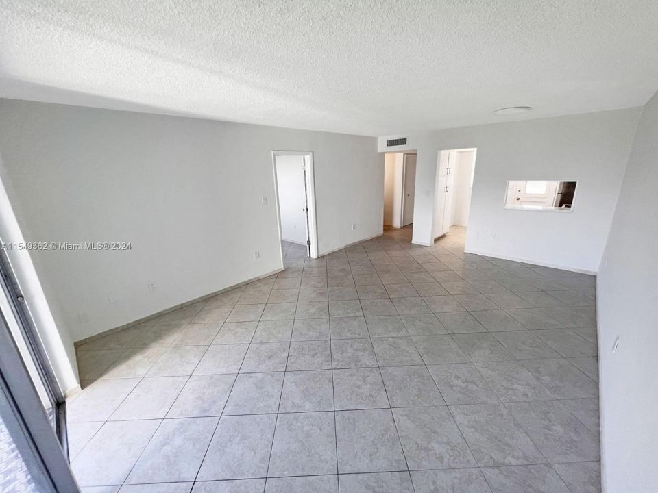For Sale: $215,000 (1 beds, 1 baths, 777 Square Feet)