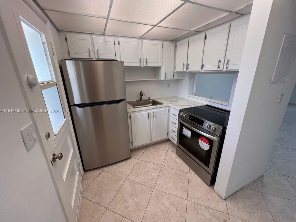 For Sale: $215,000 (1 beds, 1 baths, 777 Square Feet)