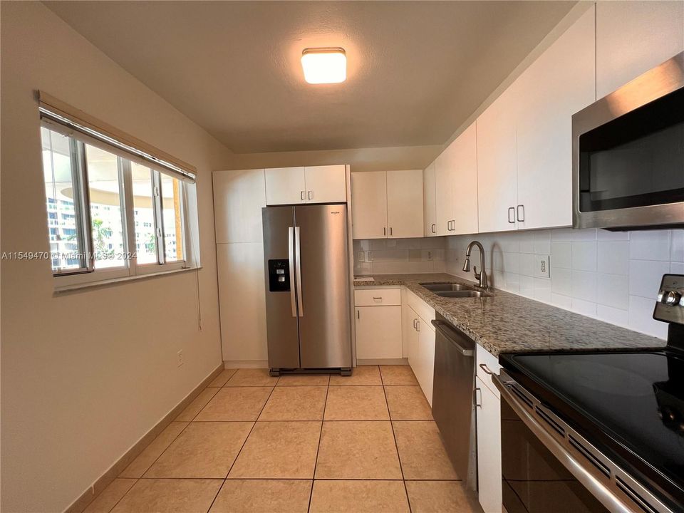 For Sale: $569,000 (2 beds, 2 baths, 1100 Square Feet)