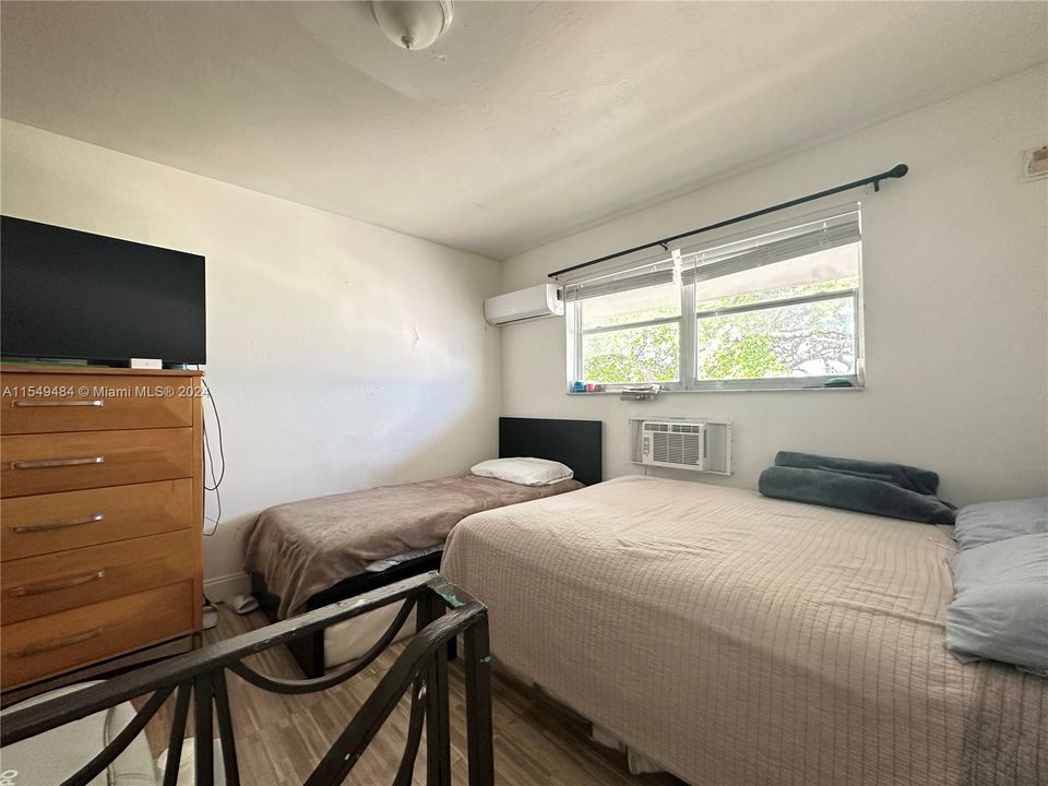 For Sale: $176,000 (1 beds, 1 baths, 581 Square Feet)