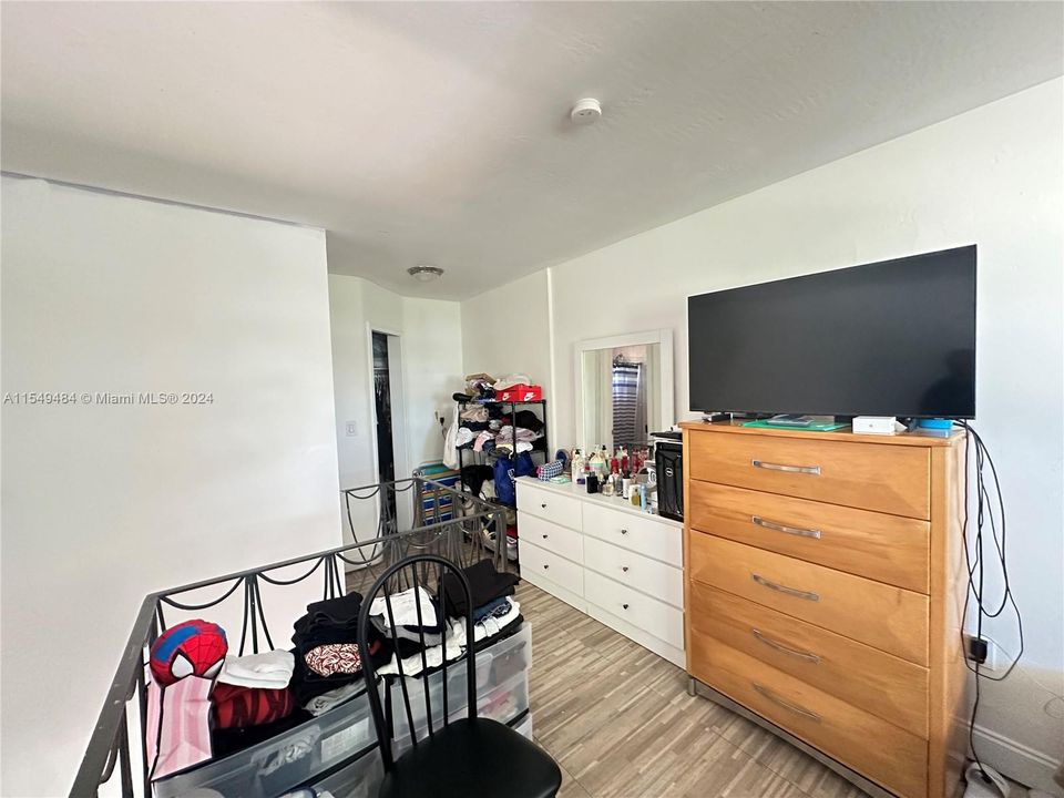 For Sale: $180,999 (1 beds, 1 baths, 581 Square Feet)