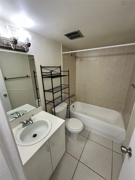 Active With Contract: $1,800 (1 beds, 1 baths, 660 Square Feet)