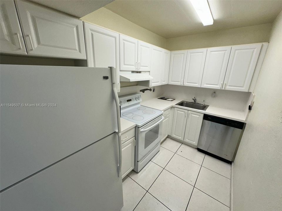 Active With Contract: $1,800 (1 beds, 1 baths, 660 Square Feet)