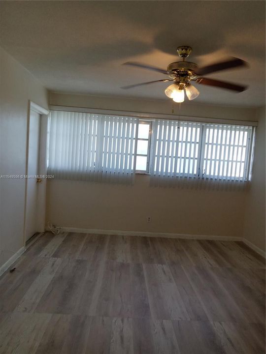 For Sale: $115,000 (2 beds, 1 baths, 935 Square Feet)