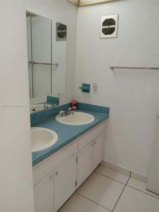 For Sale: $115,000 (2 beds, 1 baths, 935 Square Feet)