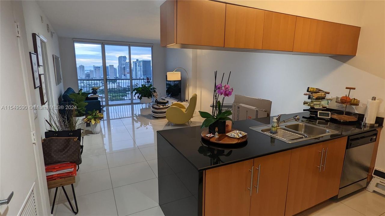 Recently Sold: $420,000 (1 beds, 1 baths, 821 Square Feet)