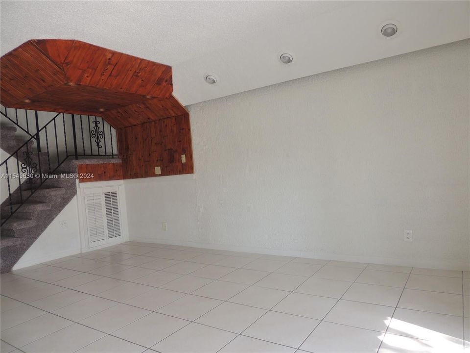 Recently Rented: $3,000 (3 beds, 2 baths, 1440 Square Feet)