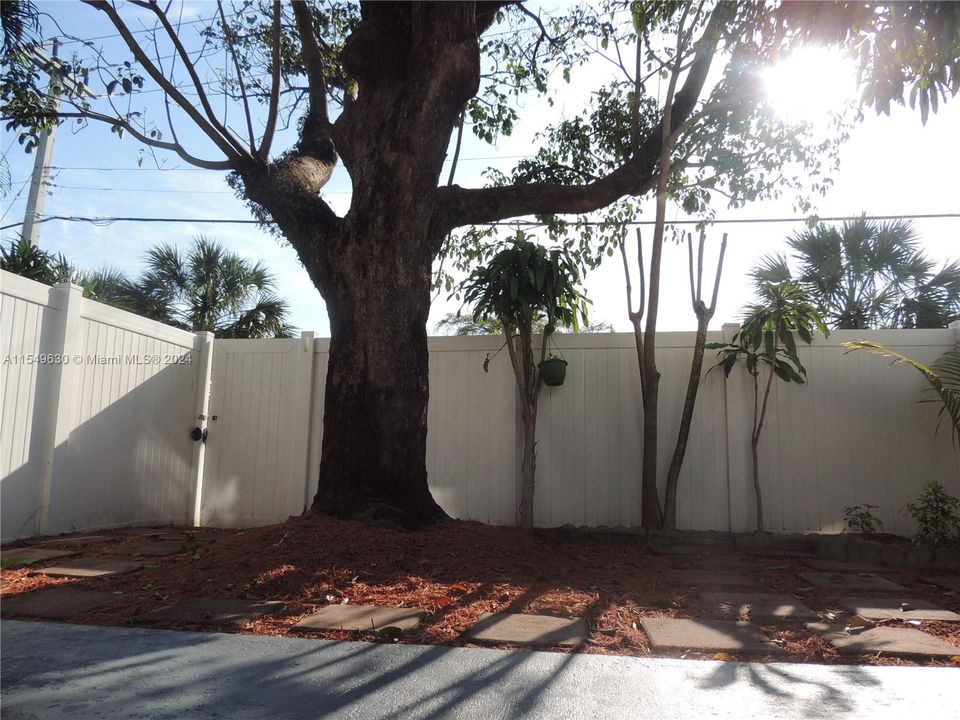 Recently Rented: $3,000 (3 beds, 2 baths, 1440 Square Feet)