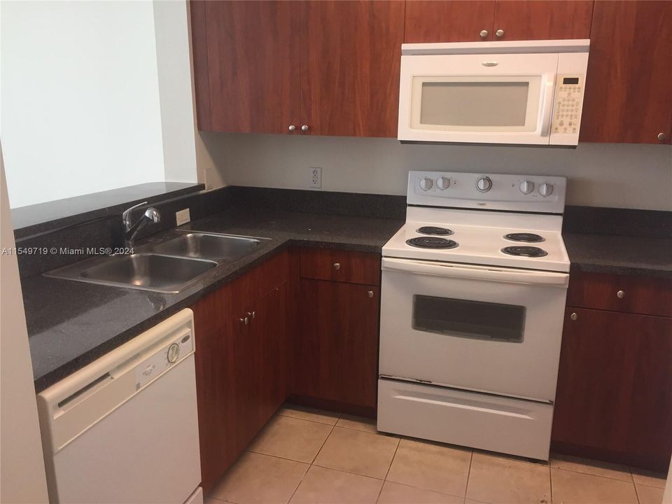 For Sale: $349,999 (1 beds, 1 baths, 617 Square Feet)