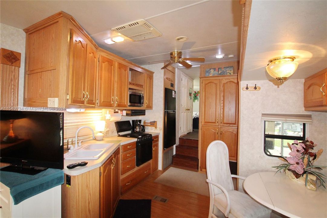 For Sale: $72,900 (1 beds, 1 baths, 350 Square Feet)