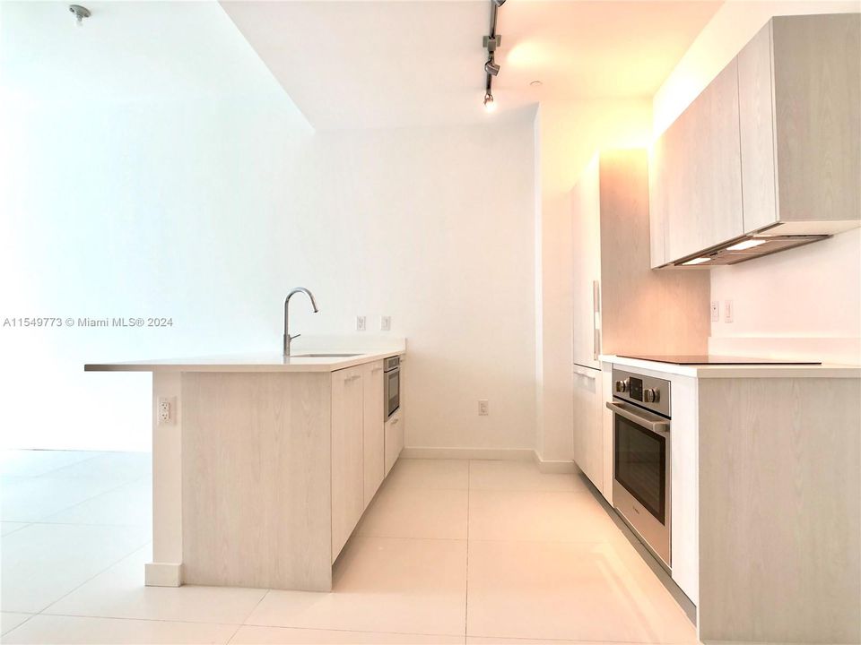 Active With Contract: $450,000 (1 beds, 1 baths, 618 Square Feet)