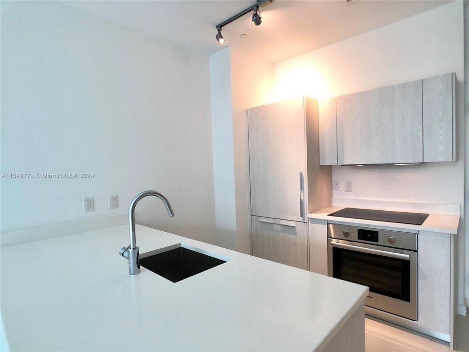 For Sale: $450,000 (1 beds, 1 baths, 618 Square Feet)