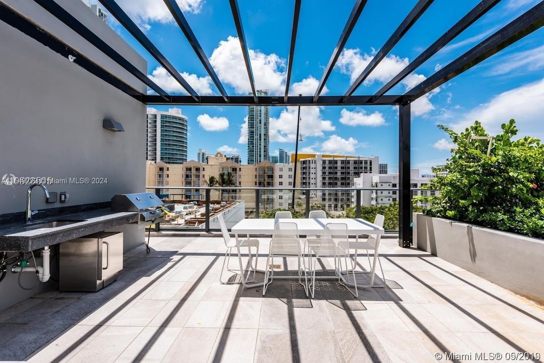 Active With Contract: $450,000 (1 beds, 1 baths, 618 Square Feet)