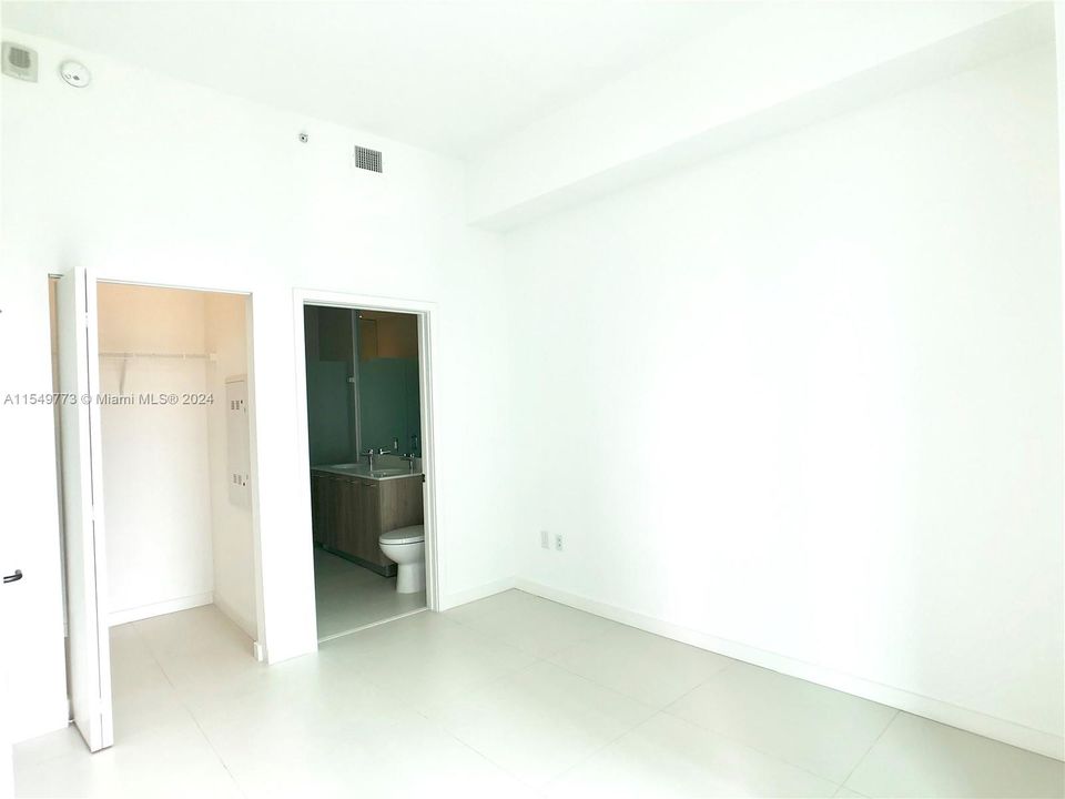 Active With Contract: $450,000 (1 beds, 1 baths, 618 Square Feet)