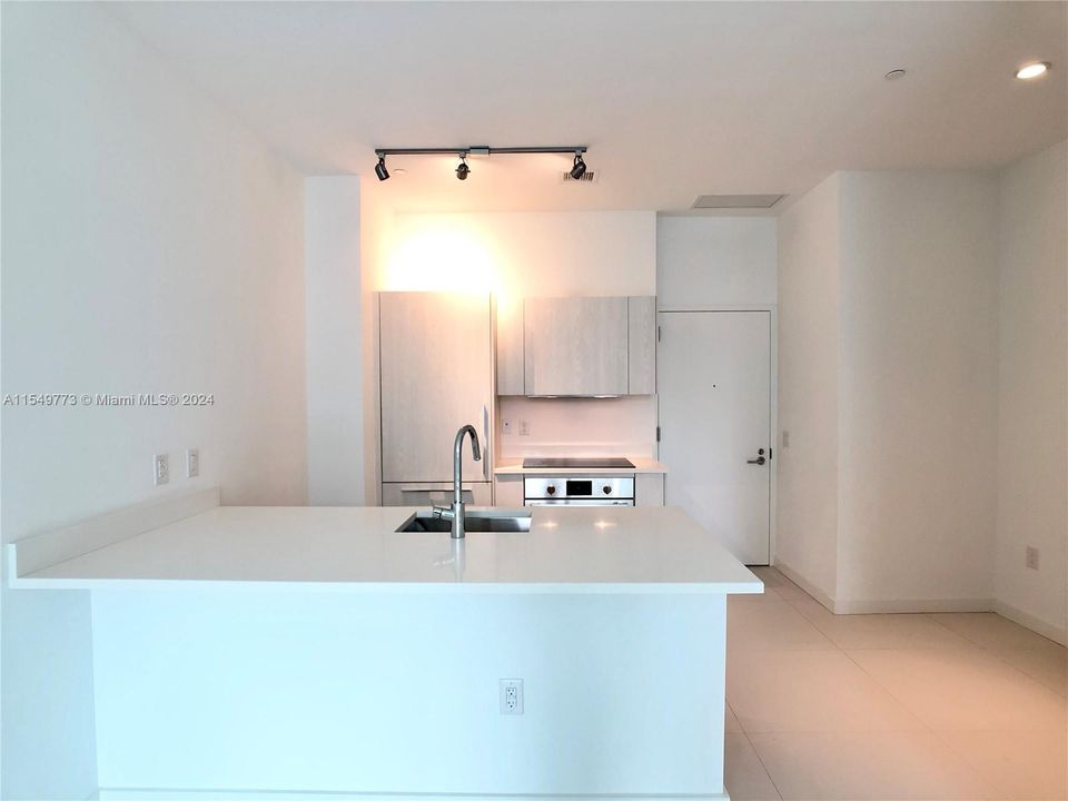 For Sale: $450,000 (1 beds, 1 baths, 618 Square Feet)