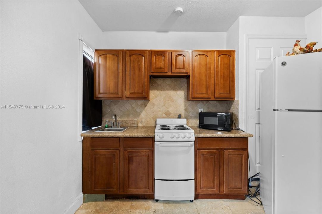 Active With Contract: $1,450 (1 beds, 1 baths, 675 Square Feet)