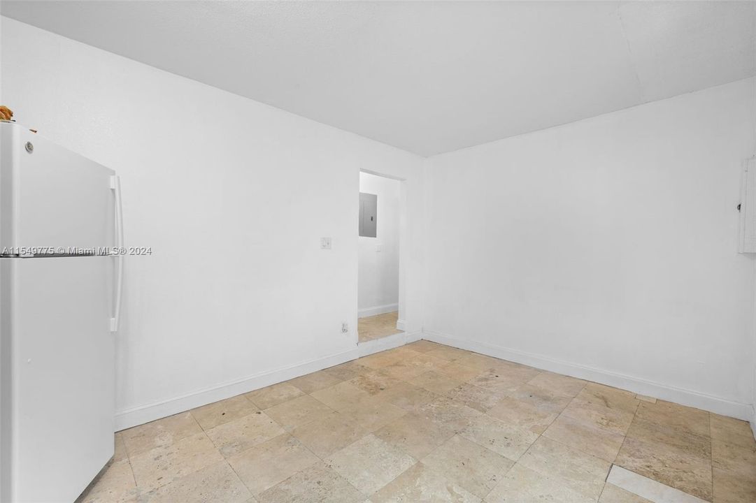 Active With Contract: $1,450 (1 beds, 1 baths, 675 Square Feet)