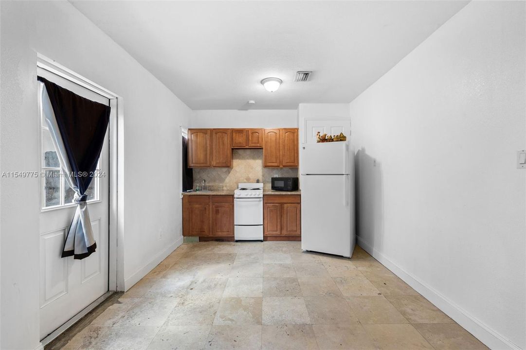 Active With Contract: $1,450 (1 beds, 1 baths, 675 Square Feet)