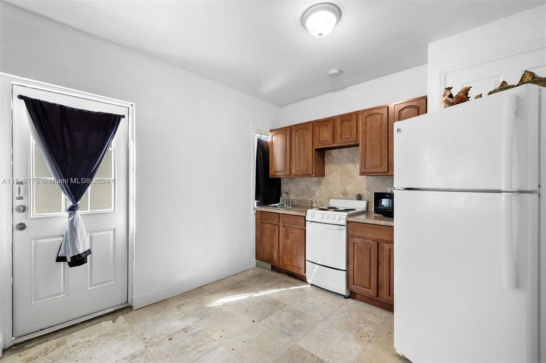 Active With Contract: $1,450 (1 beds, 1 baths, 675 Square Feet)