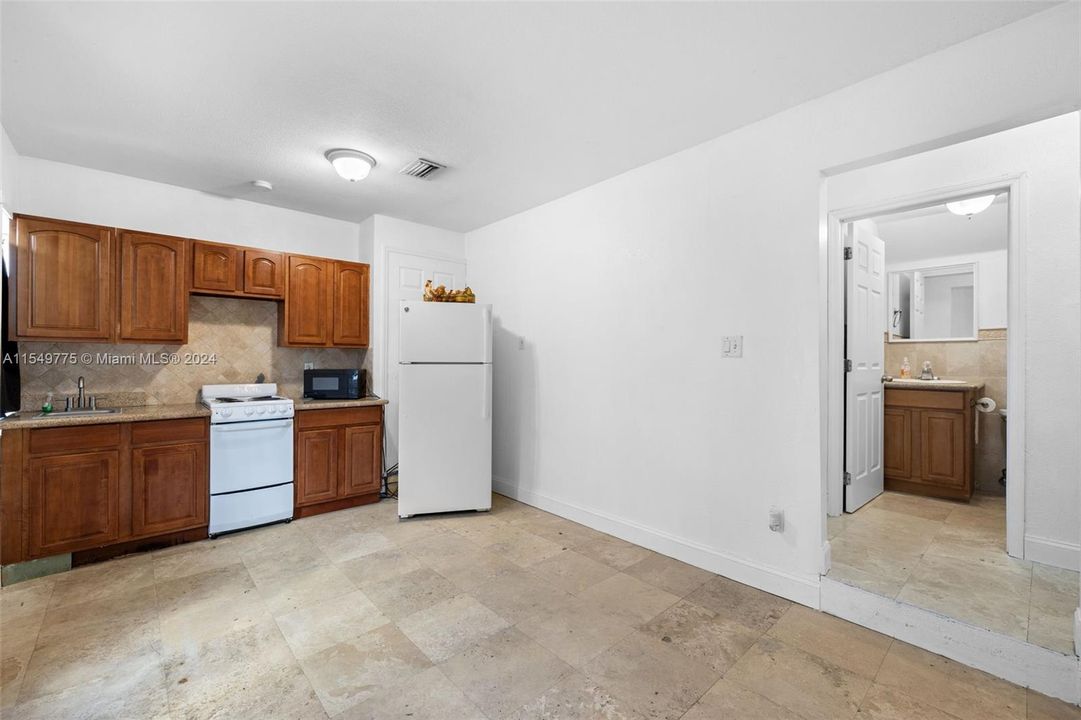 Active With Contract: $1,450 (1 beds, 1 baths, 675 Square Feet)